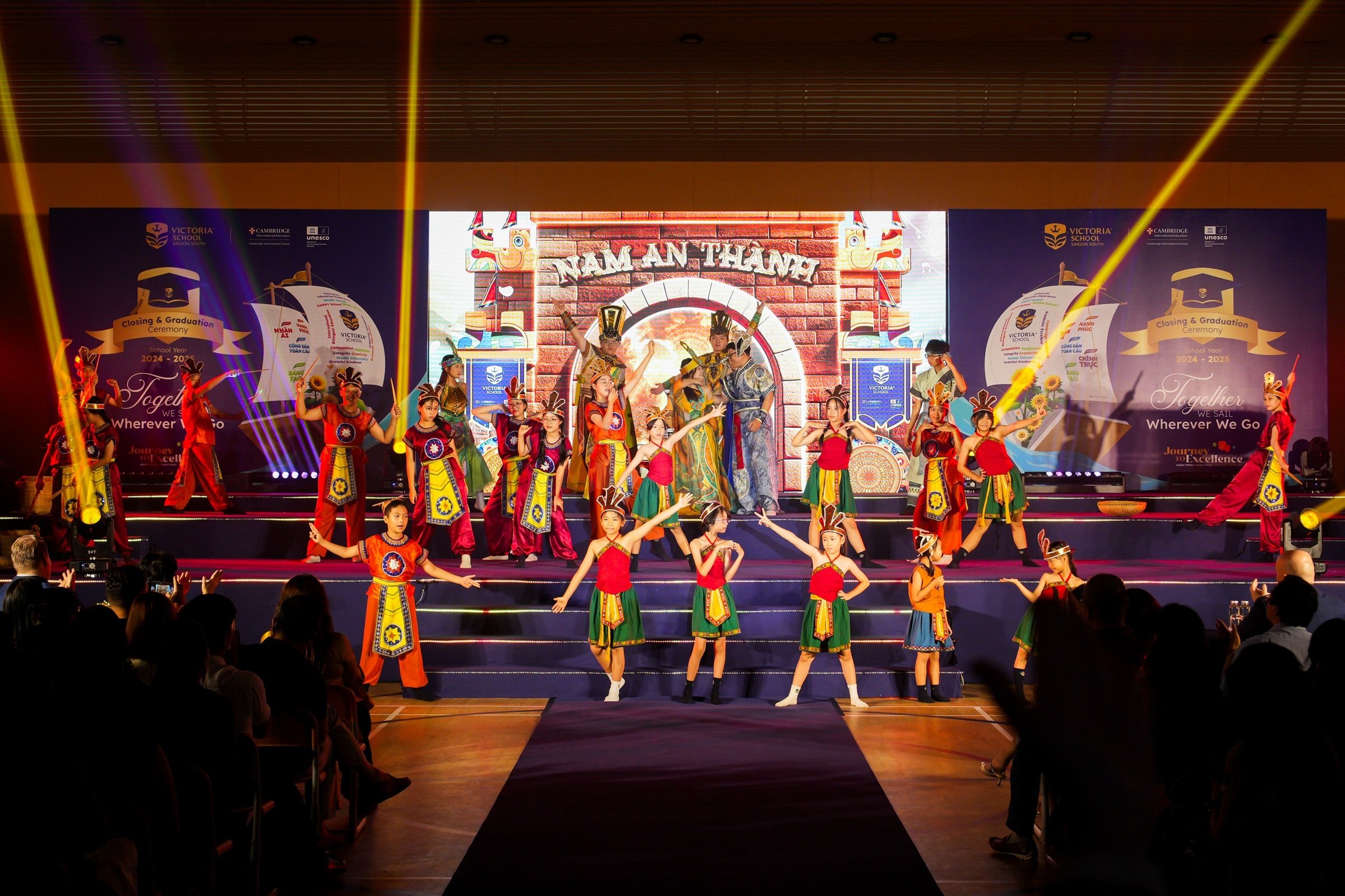 5. CHIẾC NỎ THẦN