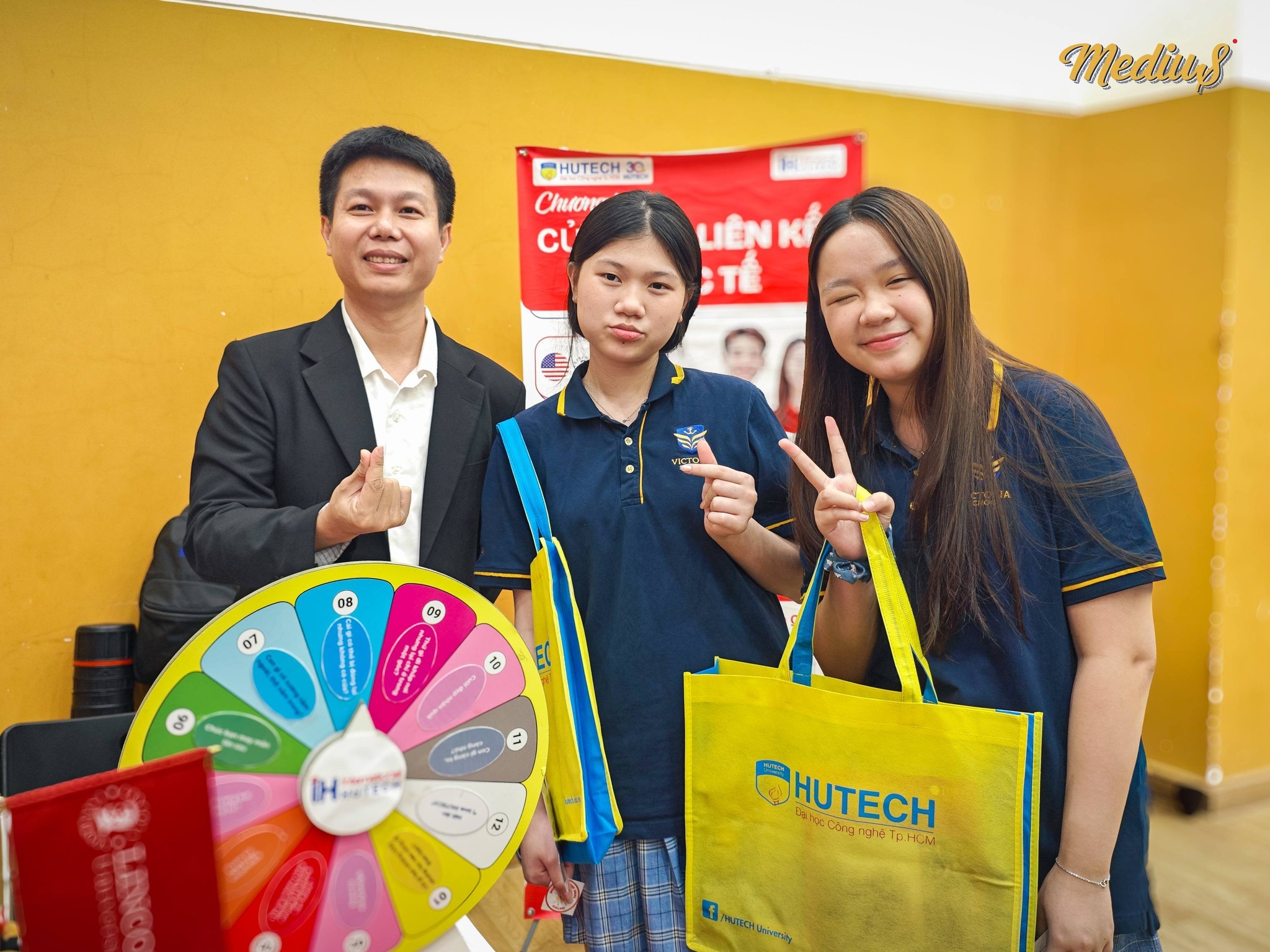 Uni fair Medius2339599_1221273649530444Uni fair Medius_8458492773030376212_n